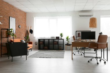 Ofis içi aydınlık modern bilgisayarlı işyeri