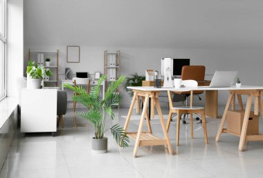 Modern laptop ve tablet bilgisayarlı, şık ofis içi çalışma yeri