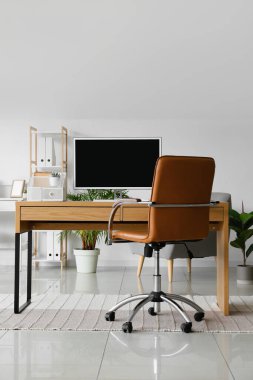 Modern bilgisayarlı işyeri ve hafif ofis içinde rahat sandalye.