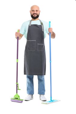 Döşeme paspası olan kel bir adam beyazda izole edilmiş.