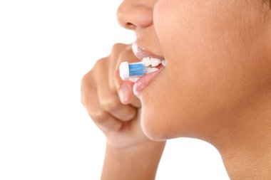 Beyaz arka planda dişlerini fırçalayan Afro-Amerikalı genç kız.