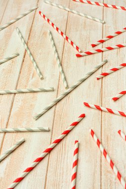 Hafif ahşap arka plandaki içecekler için şık pipetler