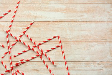 Hafif ahşap arka plandaki içecekler için şık pipetler