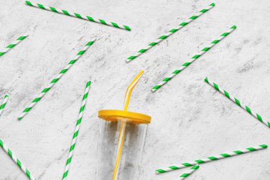 Arkaplanda içki içmek için şık pipetli bir bardak. Eşsizlik kavramı