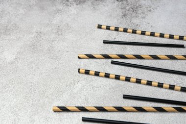 Grunge arkaplanındaki içecekler için şık pipetler