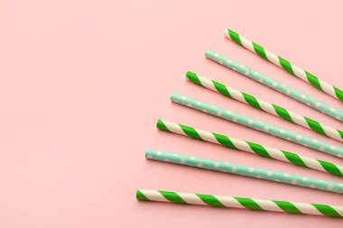 Pembe arka plandaki içecekler için şık pipetler