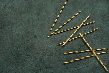 Koyu arkaplandaki içecekler için şık pipetler