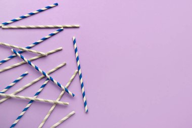 Mor arkaplandaki içecekler için şık pipetler