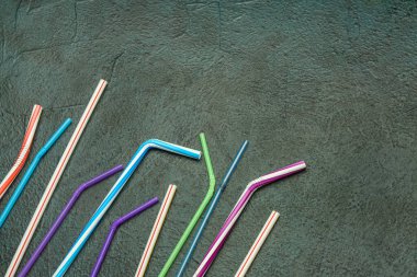 Koyu arkaplandaki içecekler için şık pipetler