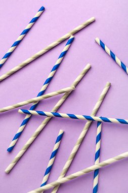 Mor arkaplandaki içecekler için şık pipetler