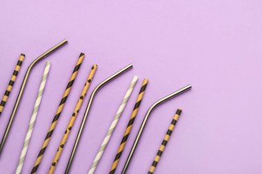 Mor arkaplandaki içecekler için şık pipetler