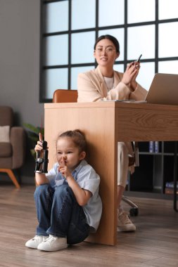 İşlek annesinden saklanan pulu çalınmış yaramaz küçük kız.