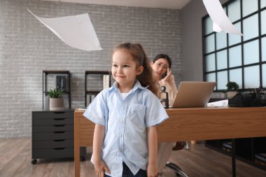 Ofiste çalışan bir annesi olan yaramaz küçük bir kız.