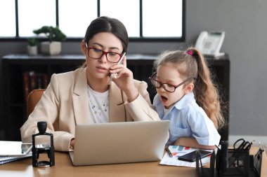Küçük kız annesini işinden alıkoyuyor.