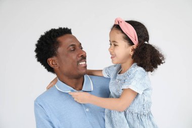 Gri arka planda Afrikalı Amerikalı bir kız ve babasının portresi.