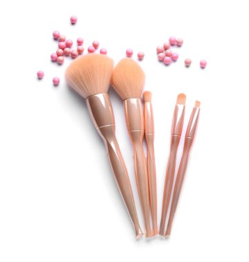 Beyaz arkaplanda makyaj fırçaları ve allık