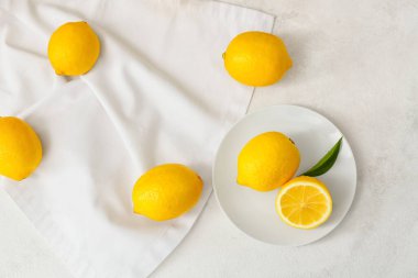 Işık masasında bir sürü taze limon, üst manzara.