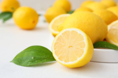 Işık masasında bir sürü taze limon, yakın plan.