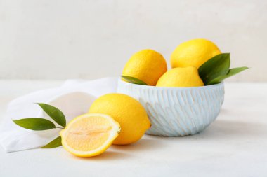 Işık masasında bir kase taze limon