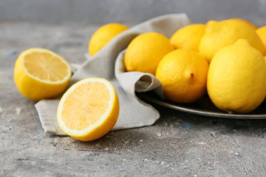 Gri masada taze limon tabağı, yakın plan.