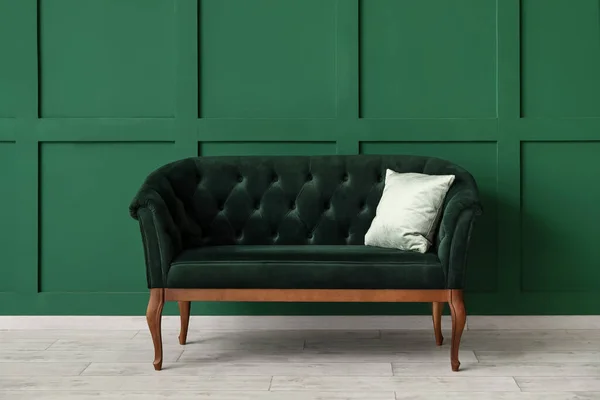 New Sofa Pillow Green Wall — ストック写真