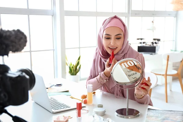 Muszlim Szépségblogger Rúzzsal Videofelvétel Közben Öltözőben — Stock Fotó