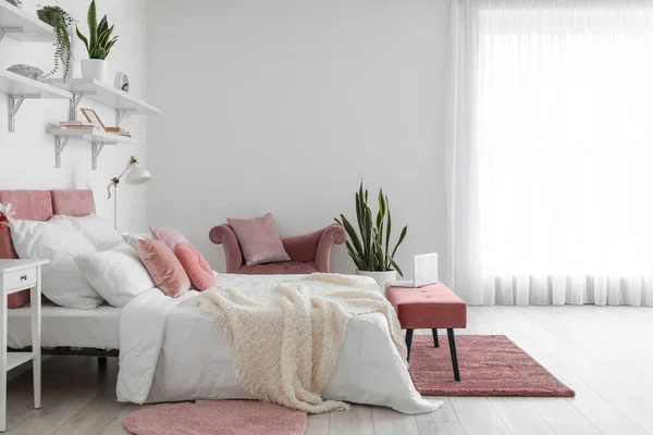 Interieur Des Stilvollen Schlafzimmers Mit Weicher Hocker Und Zimmerpflanze — Stockfoto