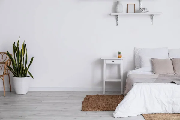 Cómoda Cama Mesita Noche Planta Interior Cerca Pared Blanca — Foto de Stock