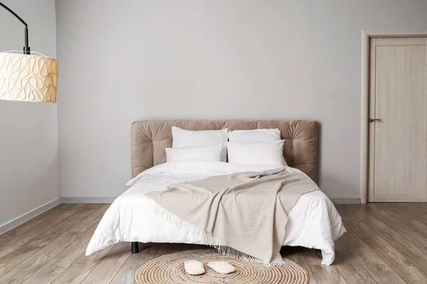 Comfortable Bed Rug Slippers Light Wall — Stock Photo, Image