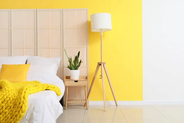 Bequemes Bett Klappschirm Lampe Und Zimmerpflanze Auf Nachttisch Der Nähe — Stockfoto