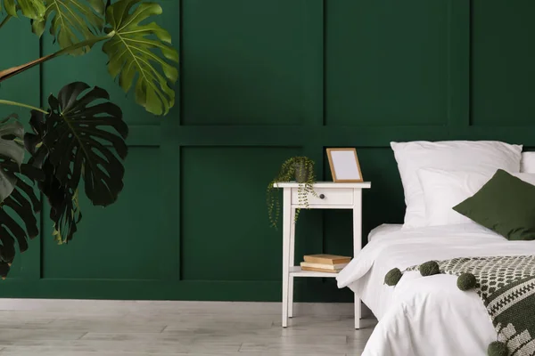 Interior Stylish Bedroom Houseplants Green Wall — Stock Photo, Image