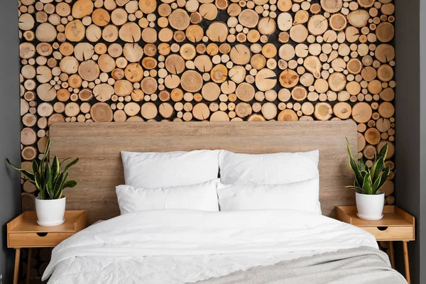 Bequeme Betten Und Nachttische Der Nähe Der Holzwand — Stockfoto