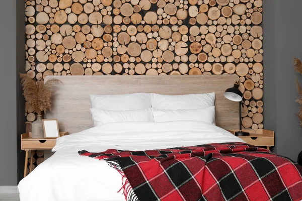 Bequemes Bett Und Moderne Lampe Der Nähe Der Holzwand — Stockfoto