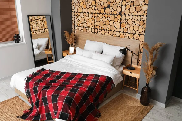 Rahat bir yatak ve modern bir ayna.