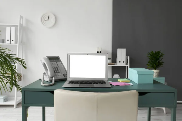 Laptop Moderno Telefone Fixo Notas Pegajosas Mesa Escritório — Fotografia de Stock