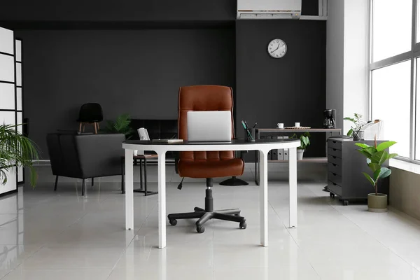 Komfortabler Arbeitsplatz Mit Laptop Moderner Büroeinrichtung — Stockfoto