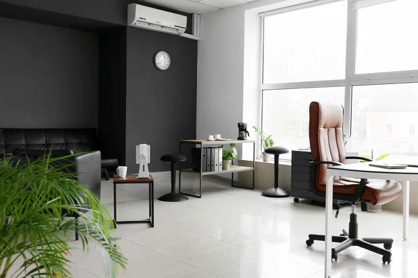 Modernes Büro Mit Stilvollem Mobiliar Und Großem Fenster — Stockfoto
