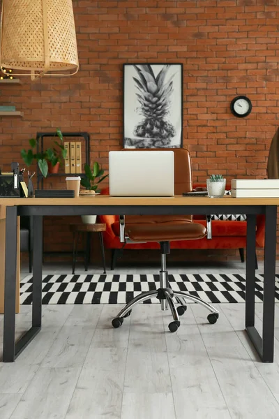 Arbeitsplatz Mit Laptop Dekor Und Becher Modernen Büro — Stockfoto