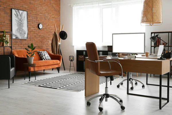 Stilvolles Bürointerieur Mit Modernen Möbeln Und Komfortablem Arbeitsplatz — Stockfoto