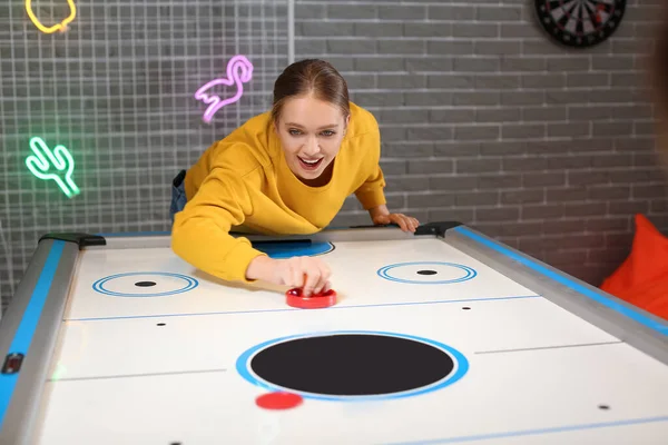 Junge Frau Spielt Drinnen Airhockey — Stockfoto