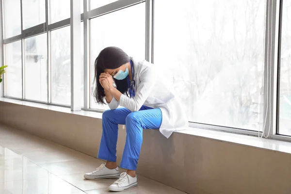 Preoccupato Medico Femminile Con Maschera Medica Nella Sala Della Clinica — Foto Stock