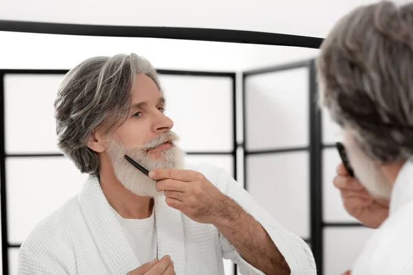 Volwassen Man Het Verzorgen Van Zijn Baard Snor Badkamer — Stockfoto
