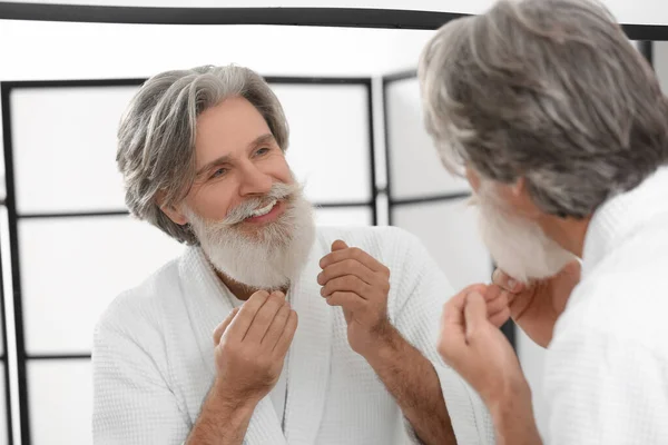 Зрелый Мужчина Заботится Своей Бороде Усах Ванной Комнате — стоковое фото