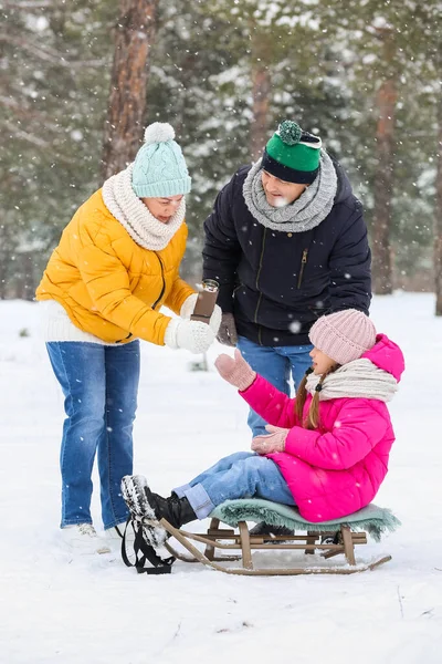 Klein Meisje Haar Grootouders Met Thermoskan Besneeuwde Winterdag — Stockfoto