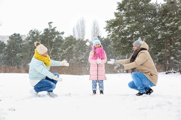 Little Girl Her Grandparents Throwing Snowballs Snowy Winter Day — Stock Photo, Image