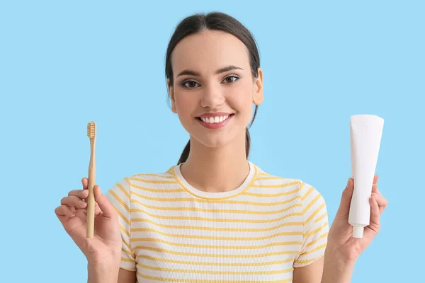 Sorrindo Jovem Mulher Com Pasta Dente Escova Fundo Azul — Fotografia de Stock