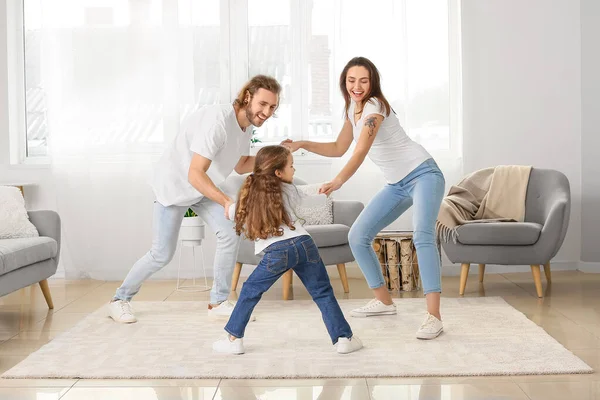 自宅でカーペットの上で踊る若い家族 — ストック写真
