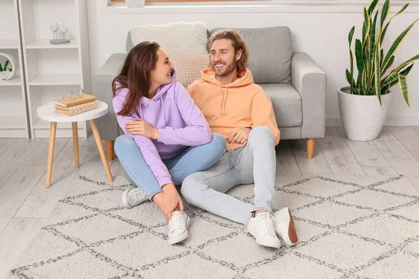 Jovem Casal Sentado Tapete Macio Casa — Fotografia de Stock