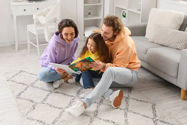 Jonge Familie Lezen Boek Samen Thuis — Stockfoto