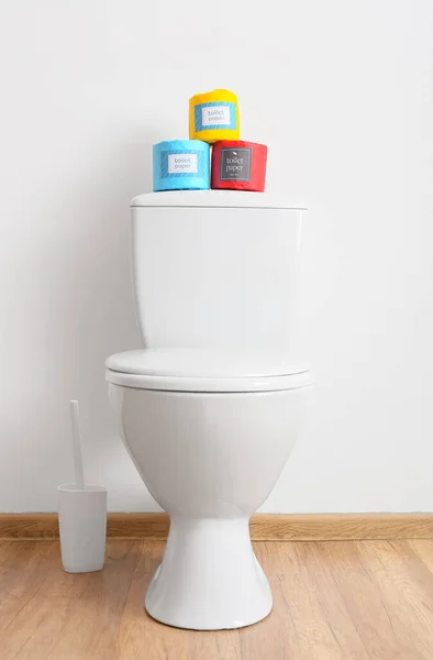 Interior Kamar Kecil Bergaya Dengan Toilet Mangkuk Dan Gulungan Kertas — Stok Foto
